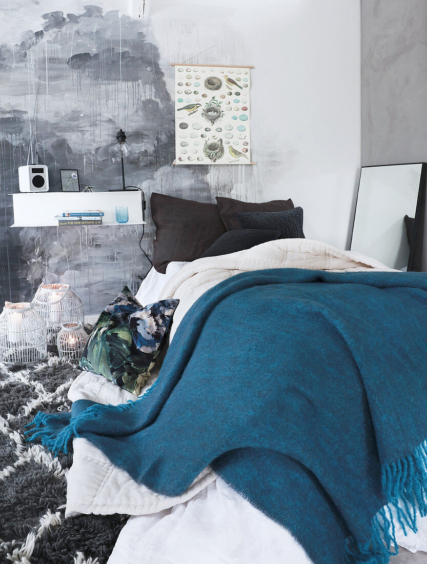 Schlafzimmer in Grautönen mit bemalter Wand