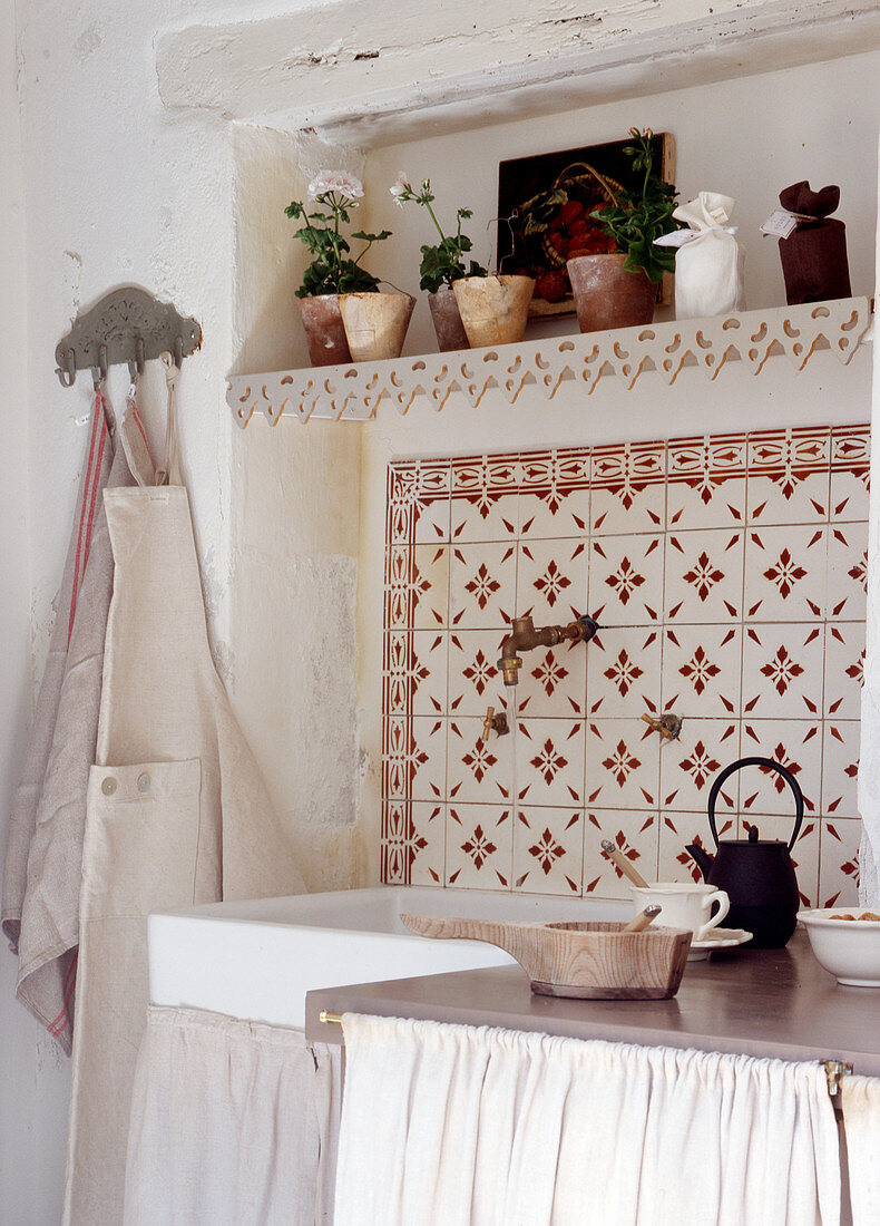 Mediterrane Fliesen über dem Spülstein in einer Landhausküche