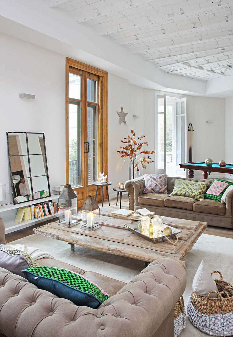 Winterlich dekoriertes Wohnzimmer mit gegenüberstehenden Sofas