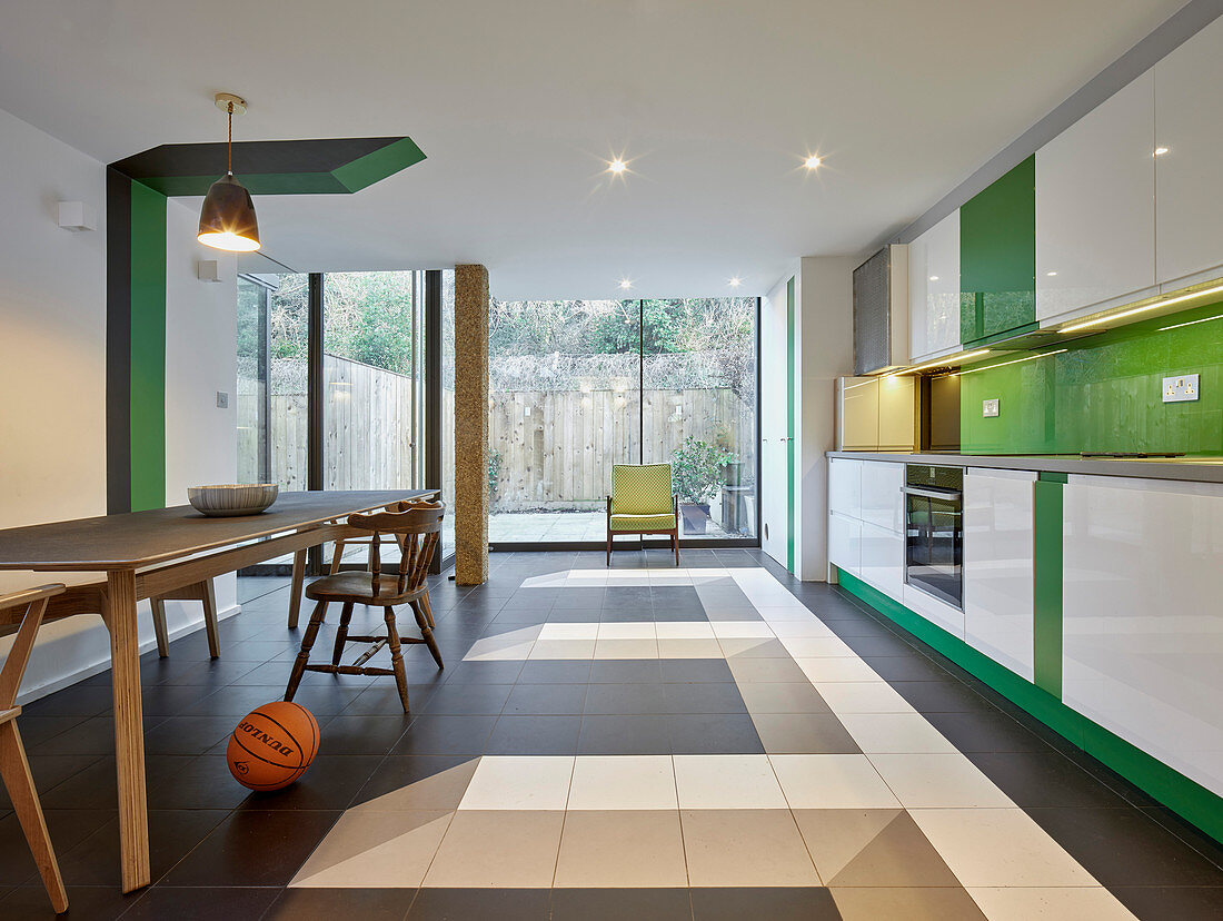Moderne Wohnküche mit grünen Akzenten und grafischen Details