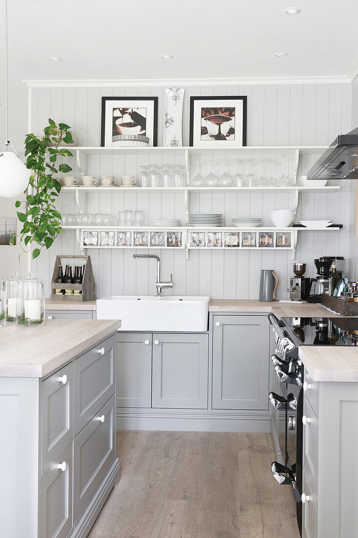 Grey country-house-style kitchen
