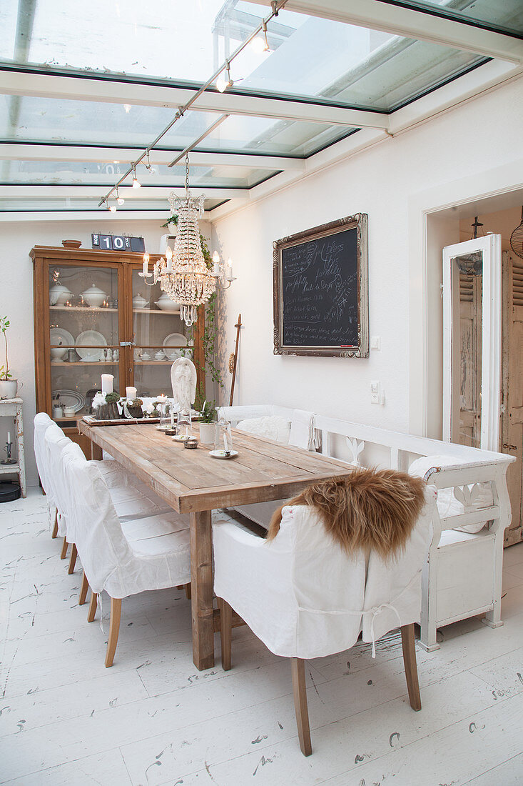 Cosy shabby-chic dining room in conservatory