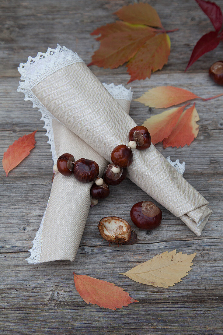 Napkins with napkin rings handmade from horse chestnuts
