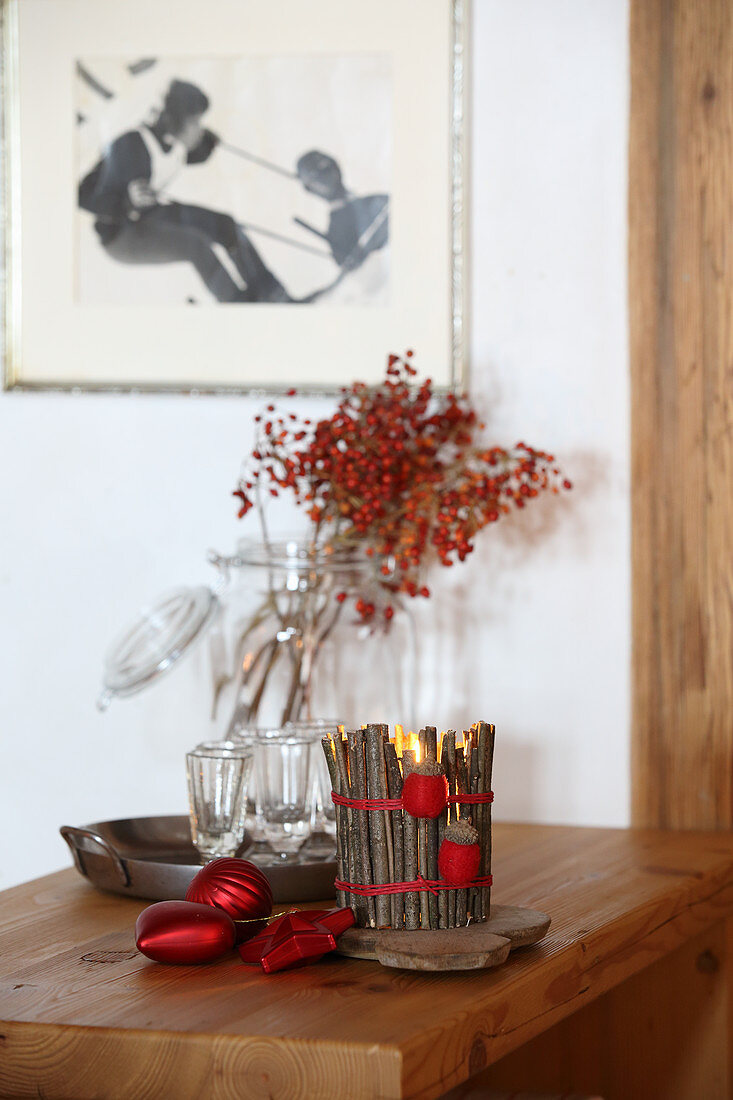DIY-Windlicht aus dünnen Ästchen auf Holztisch