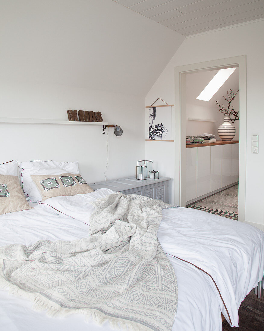 Weißes Schlafzimmer mit Doppelbett, Blick in den Flur