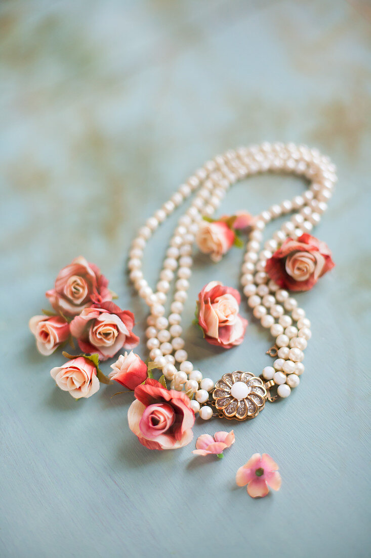Rosenblüten und edle Perlenkette