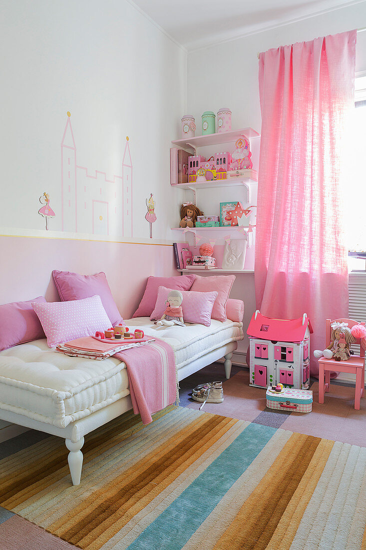 Mädchenzimmer ganz in Rosa mit zweifarbiger Wand