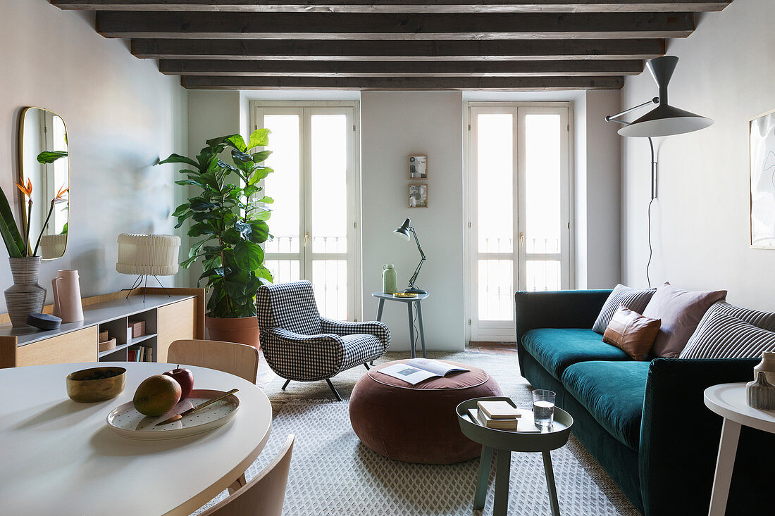 Wohnraum mit Esstisch und Sofa im italienischen Designerstil
