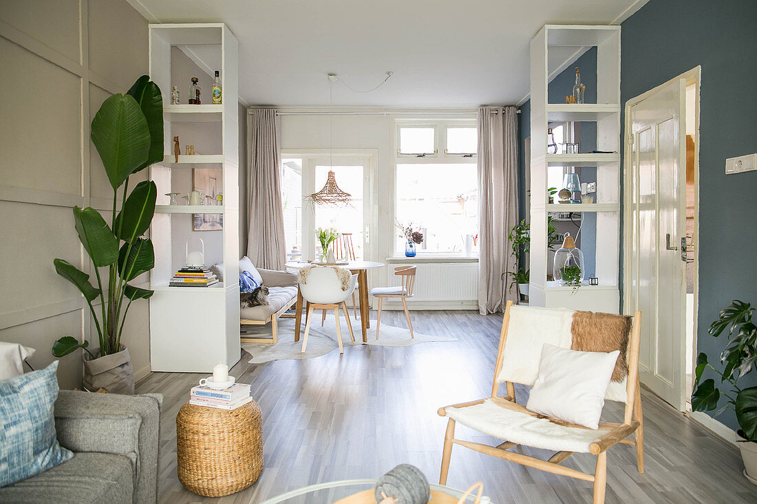 Offener Wohnraum mit Essbereich und Lounge im skandinavischen Stil