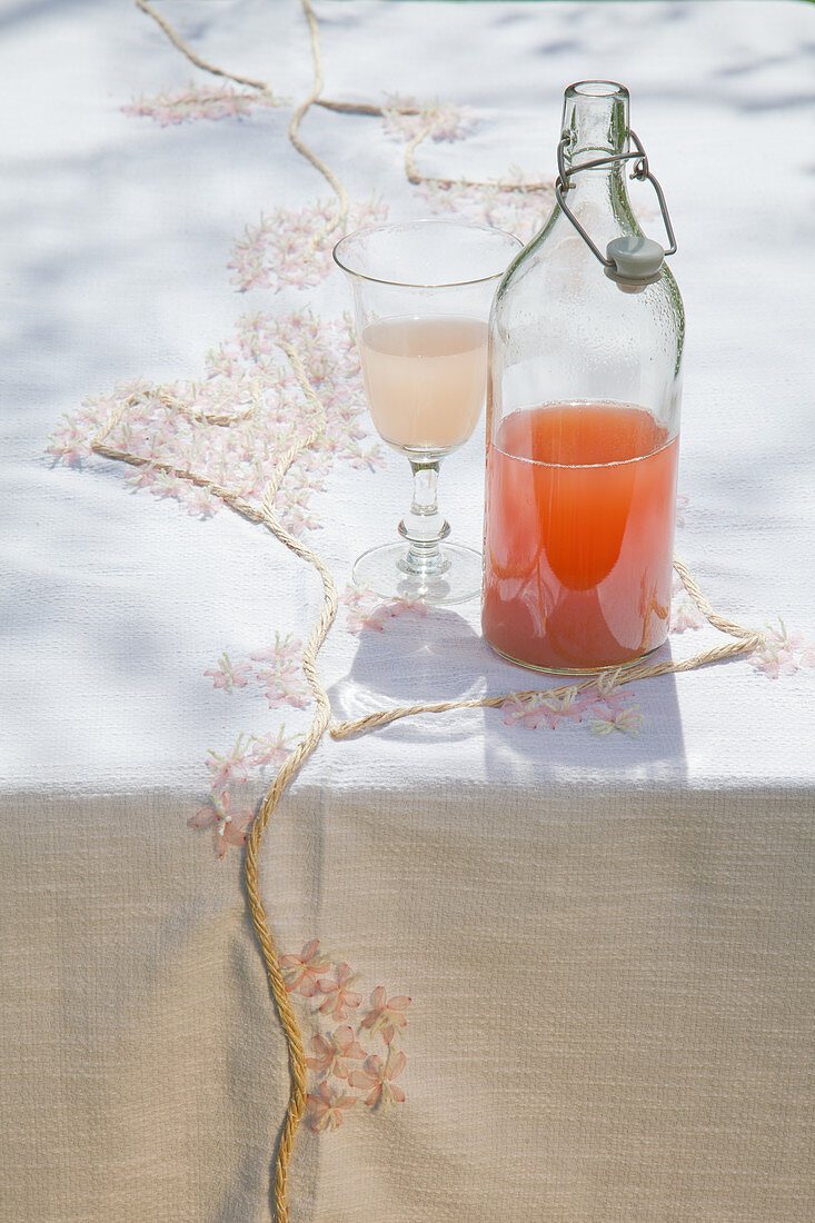 DIY-Tischdecke mit Kirschblütenmotiv und Getränk auf Tisch