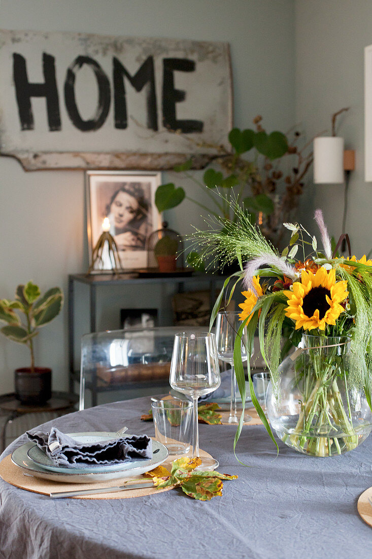 Herbstlich gedeckter Tisch mit Sonnenblumen
