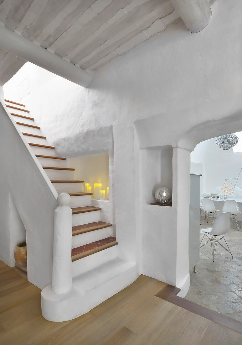 Gemauerter Treppenaufgang im weißen, mediterranen Haus
