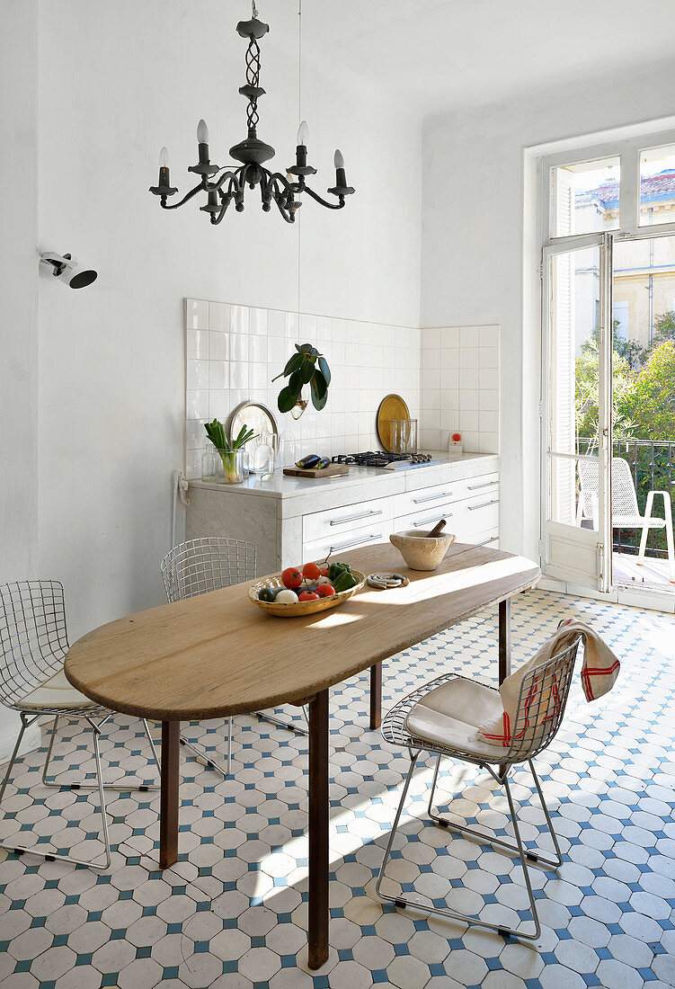 Mediterrane Wohnküche mit klassischem Fliesenboden