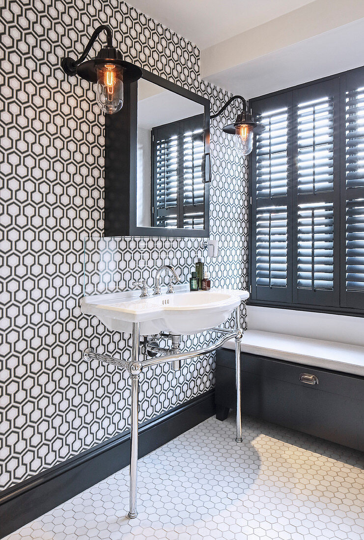 Klassisches Badezimmer in Schwarz-Weiß mit gemusterter Wand