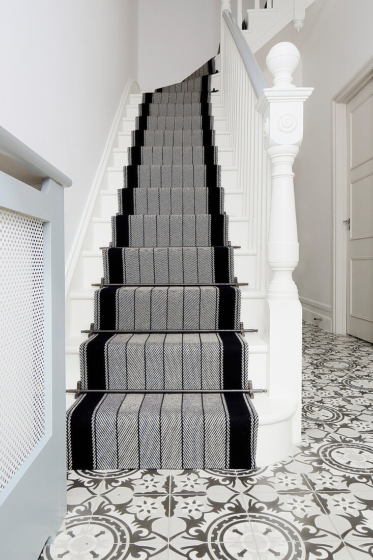 Gestreifter Treppenteppich auf klassischer Treppe