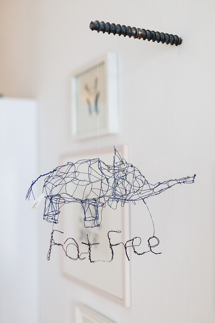 Elefant aus Drahtgeflecht mit Schriftzug 'Fat Free' als Dekoobjekt