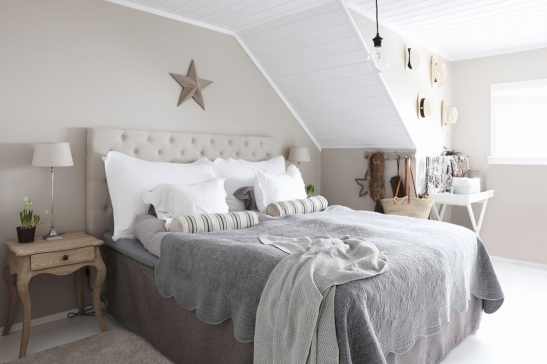 Ländliches Schlafzimmer in Grau, Beige und Weiß