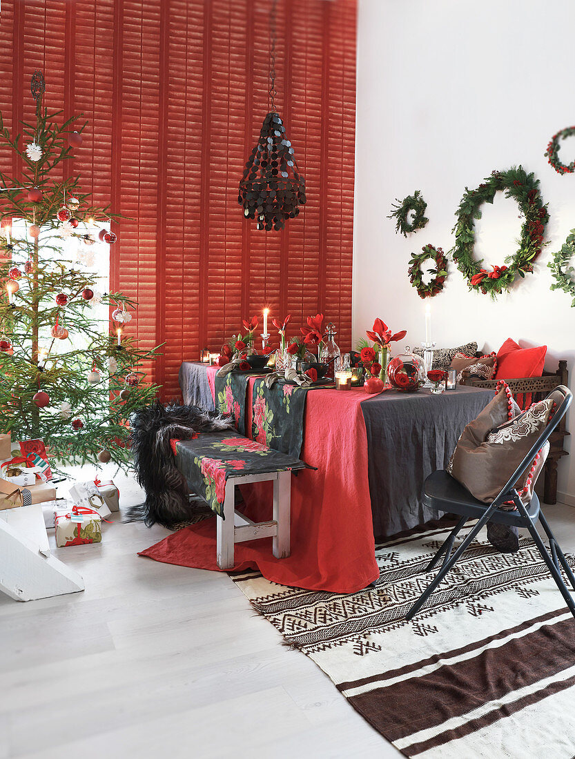 Festlich gedeckter Tisch in Rot und Schwarz zu Weihnachten