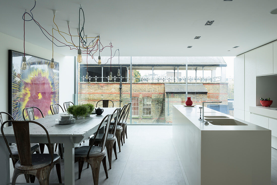 Moderne Wohnküche mit Kücheninsel und Fensterfront