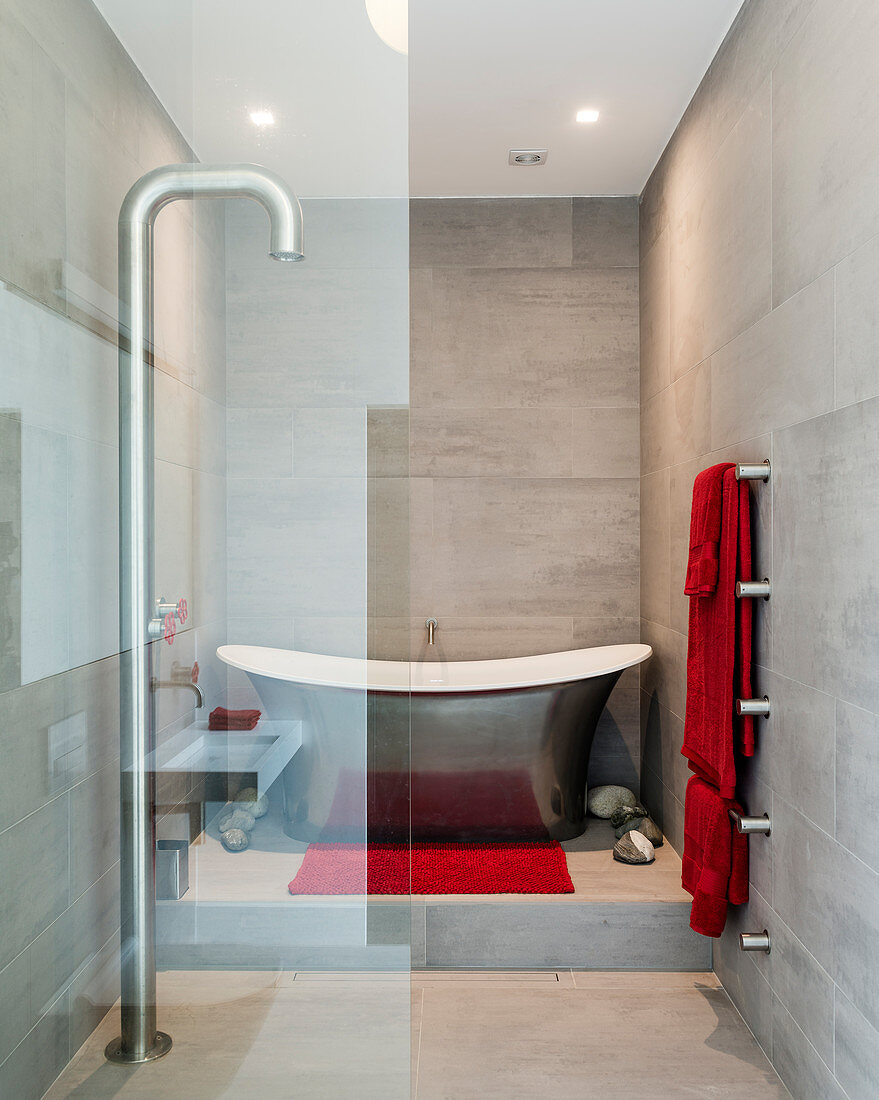 Freistehende Badewanne im kleinen Bad mit moderner Dusche