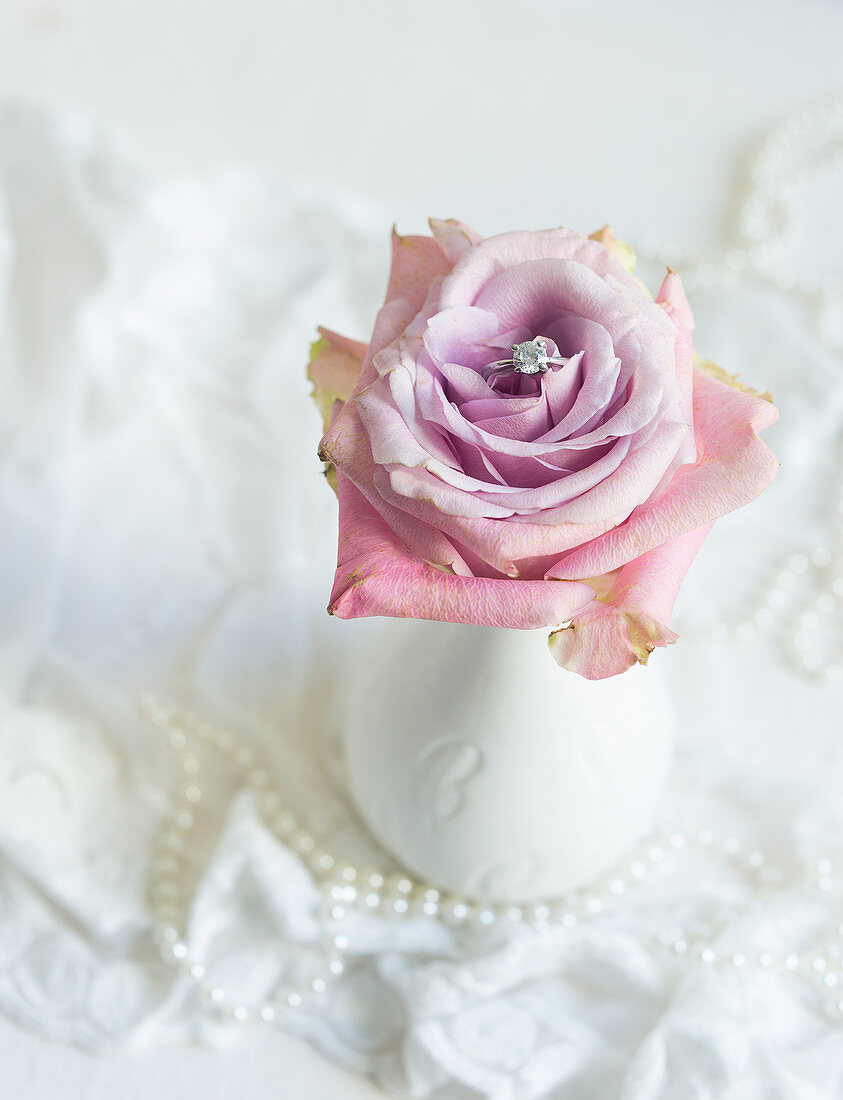 Romantische Hochzeitsdekoration: Ring in einer Rose