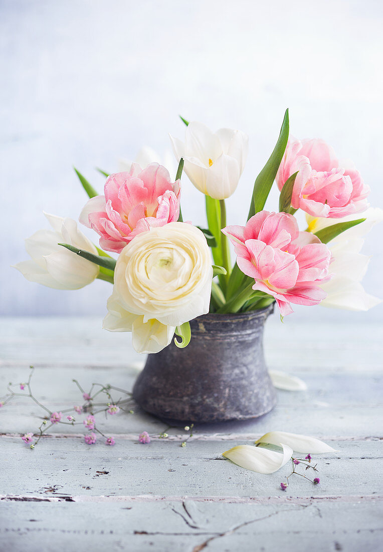 Kleiner Ranunkel-Tulpen-Strauß in einer Vase
