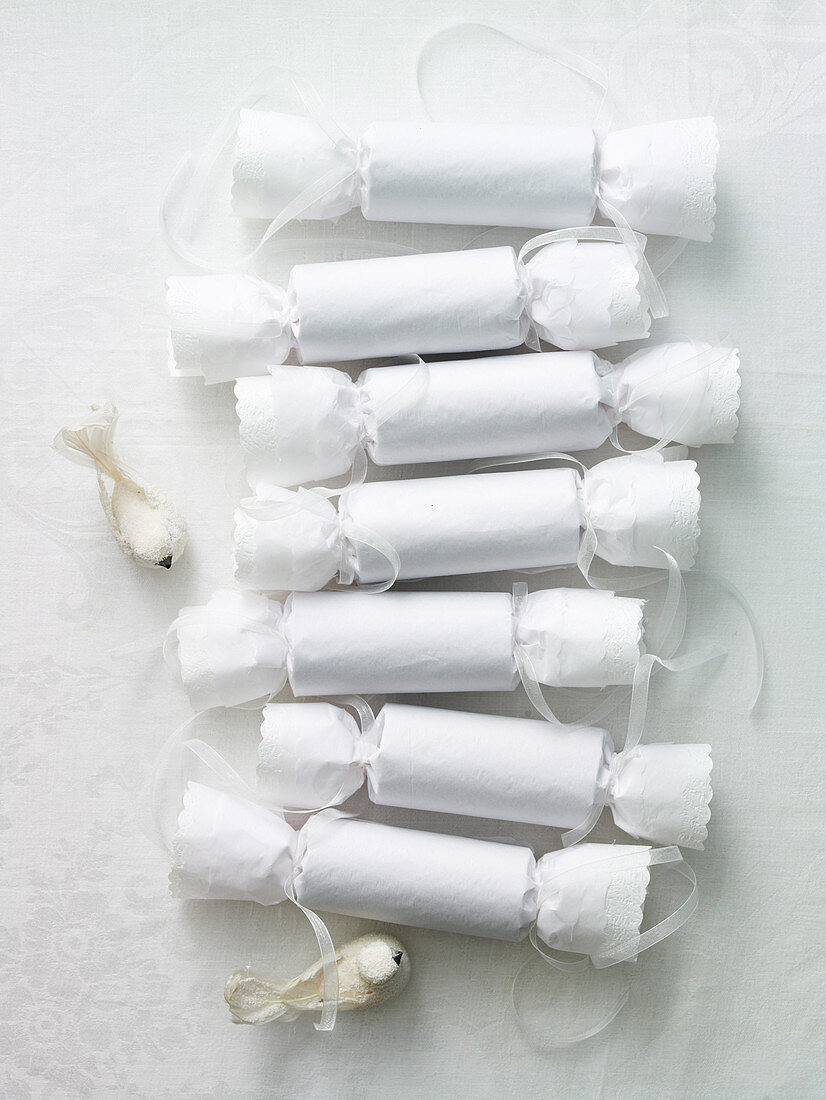 weiße Deko-Bonbons aus Papiertaschentüchern