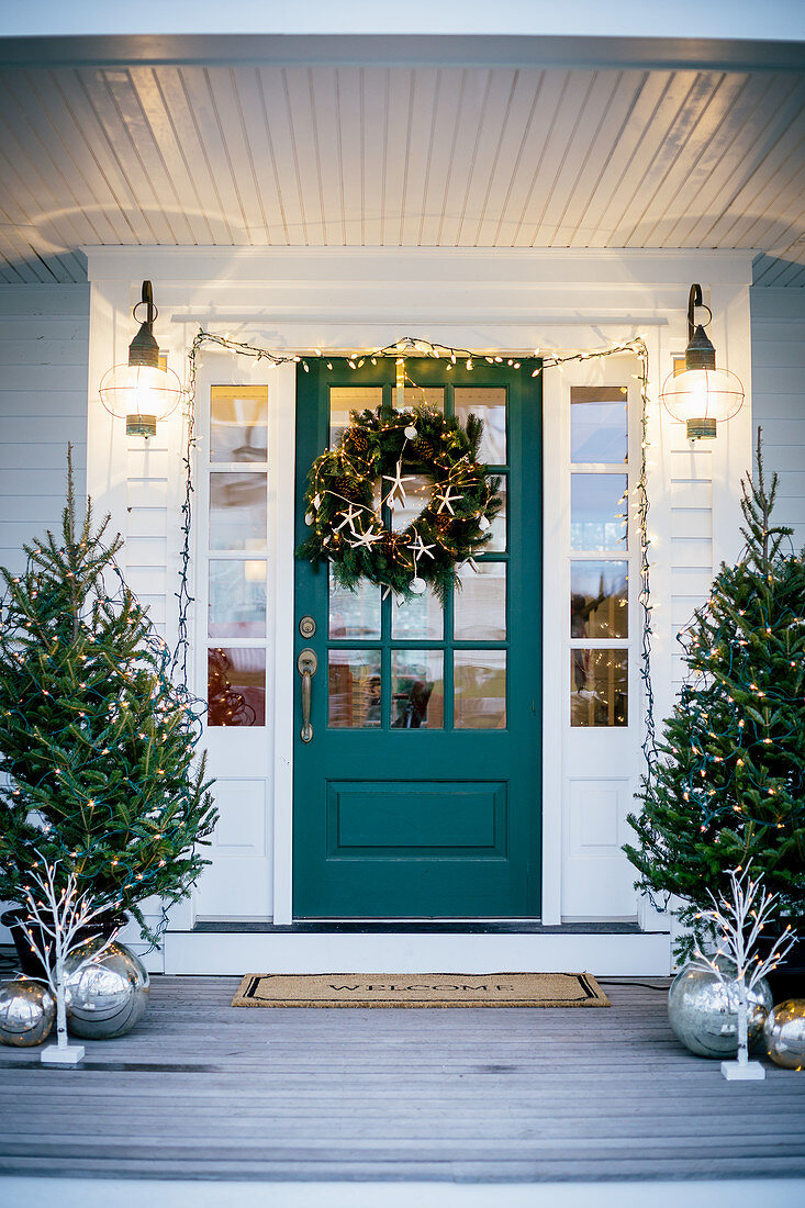 Weihnachtlich dekorierter Eingangsbereich und Haustür