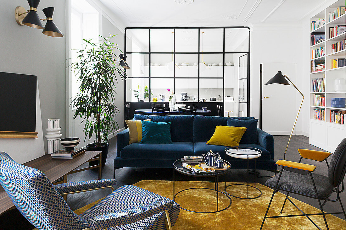 Elegantes Wohnzimmer mit gelben Farbakzenten und Designermöbeln