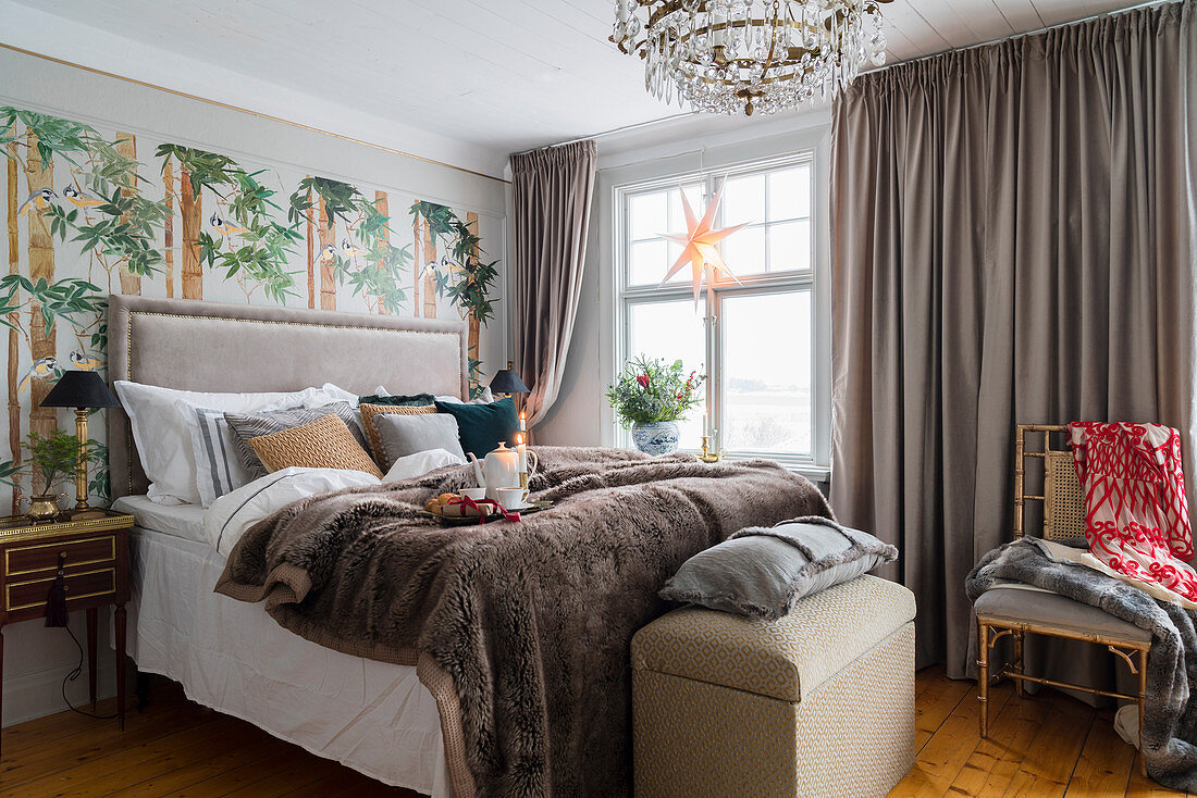 Elegantes Schlafzimmer mit winterlicher Deko