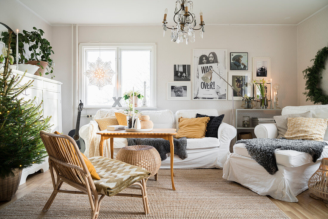 Sofa und Sessel im Wohnzimmer in Naturtönen