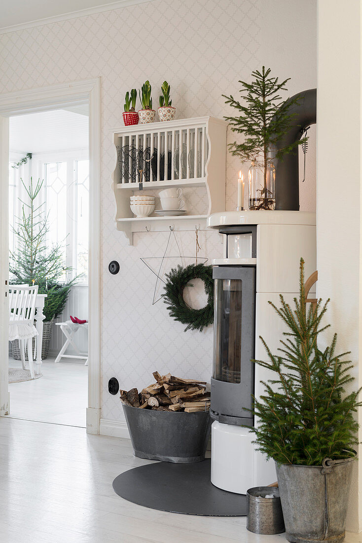 Holzofen in weihnachtlich dekorierter Wohnküche