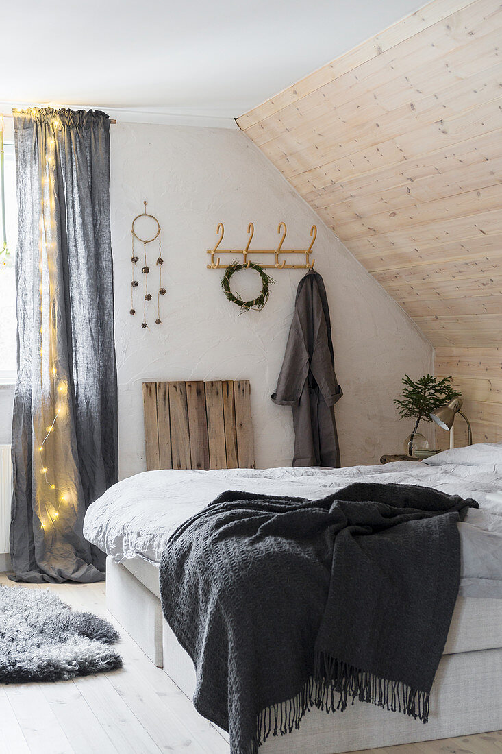Rustikales Schlafzimmer mit Dachschräge
