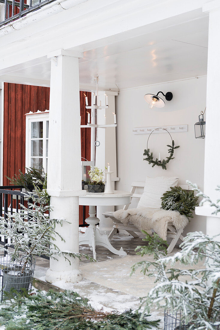 Winterlich dekorierte Veranda eines Schwedenhauses
