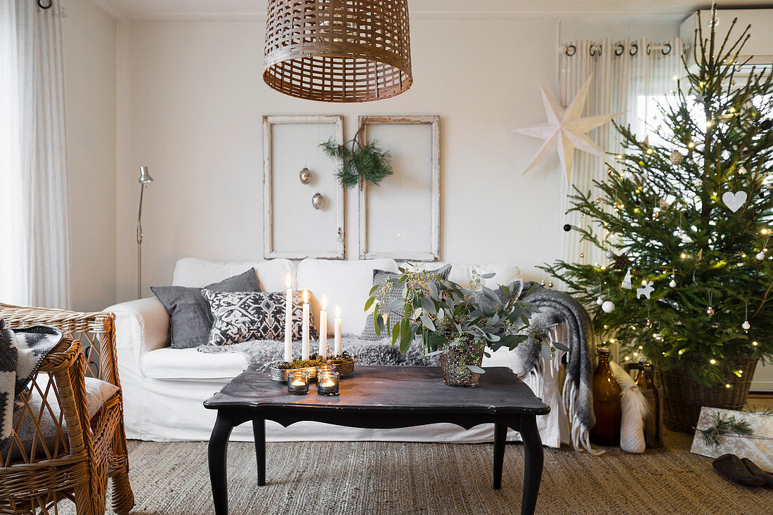 Weihnachtsbaum im gemütlichen Wohnzimmer in Naturtönen