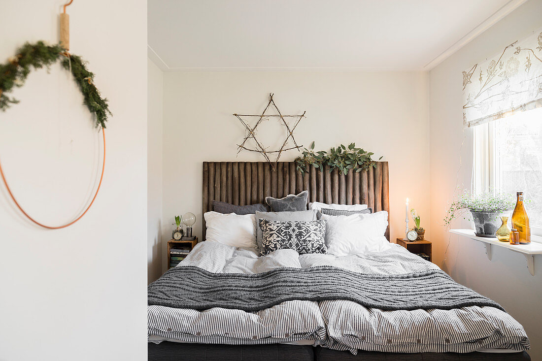 Winterlich dekoriertes Schlafzimmer in Naturtönen
