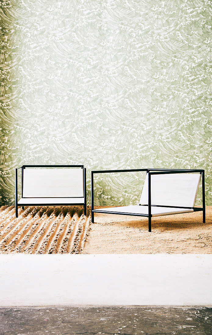 Outdoor-Stühle vor tapezierter Wand