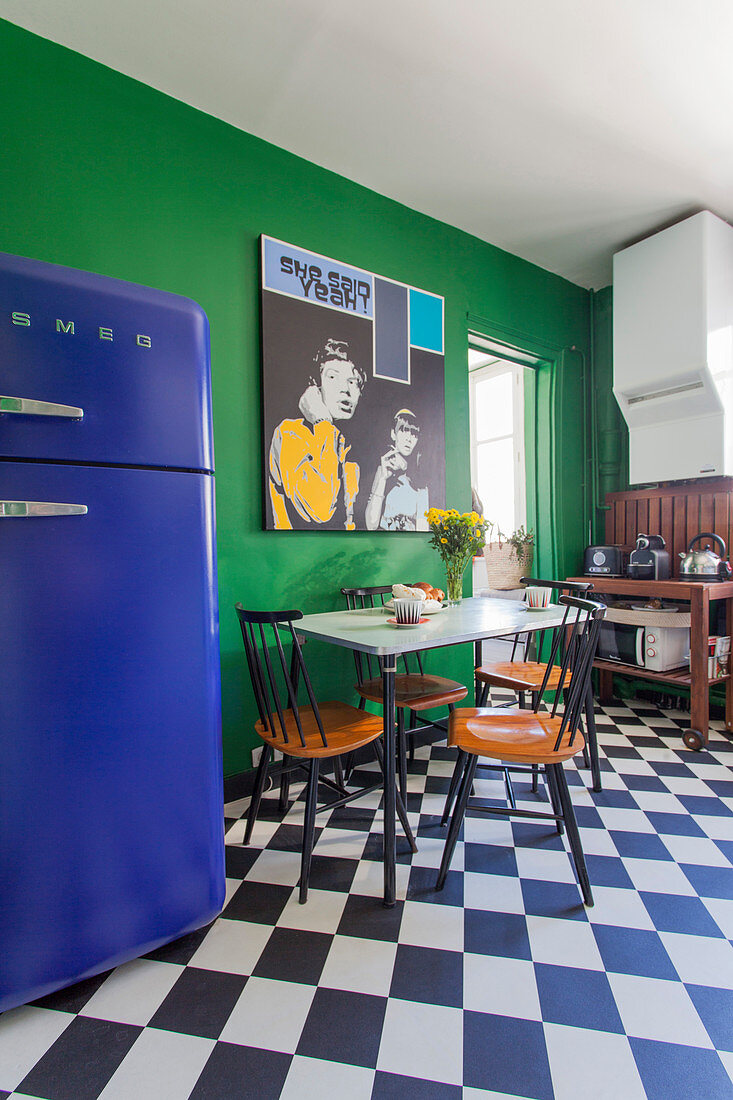 Wohnküche im Retrostil mit grüner Wand und Schachbrettboden
