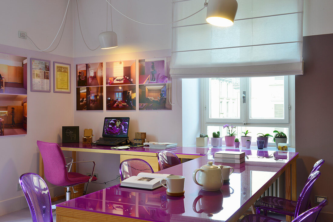 Modernes Esszimmer mit Home-Office und Akzenten in Violett