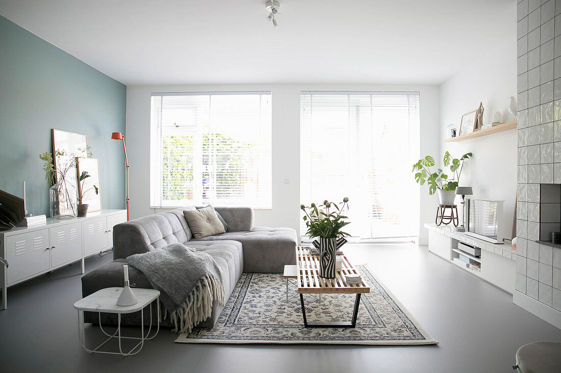 modernes wohnzimmer in grau und weiß – bild kaufen – 12482792