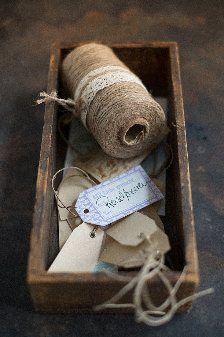 Geschenkanhänger aus Papier und Garn in Holzkästchen