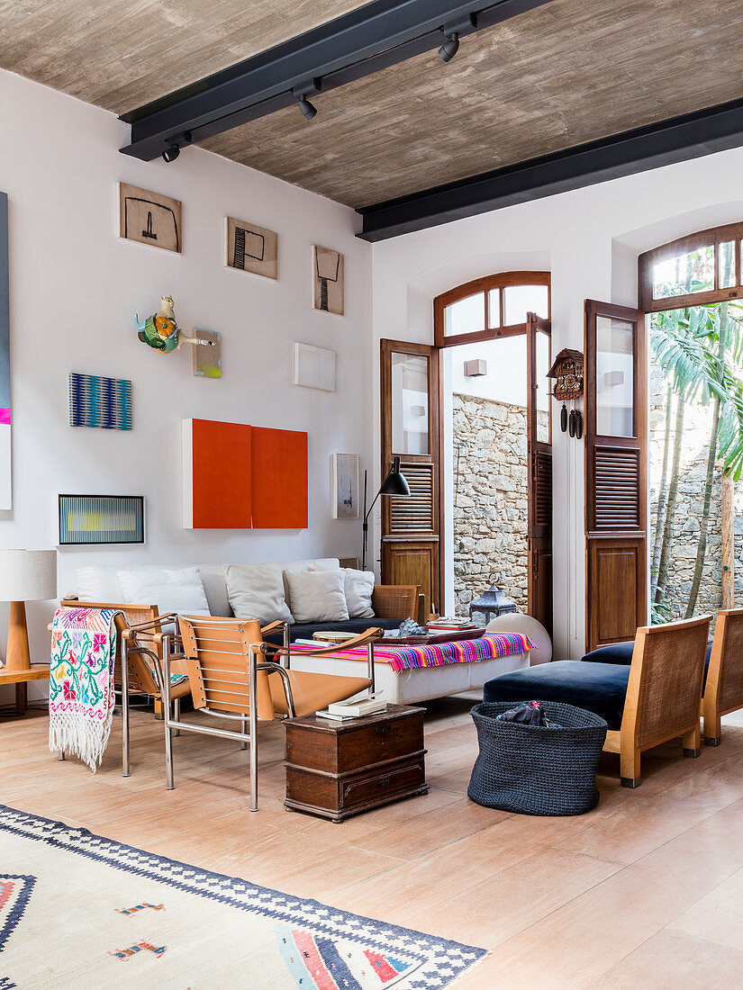 Künstlerisches Wohnzimmer mit großen offenen Terrassentüren