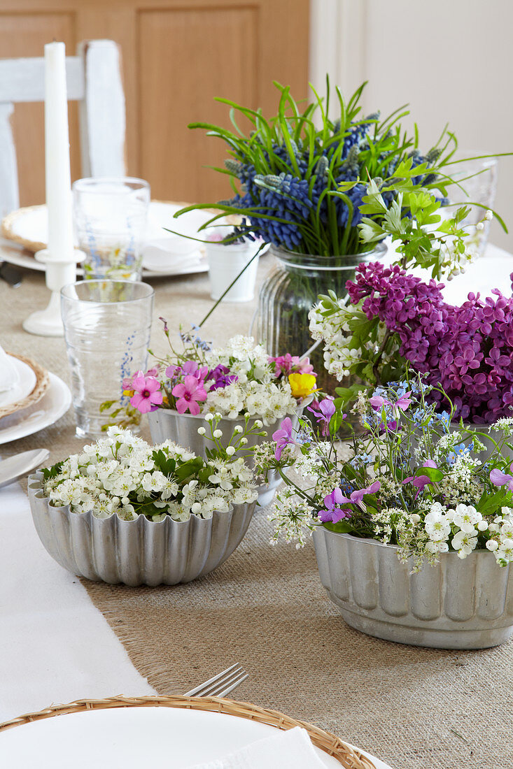 Frühlingsblumen in Vintage Backformen als Tischdeko