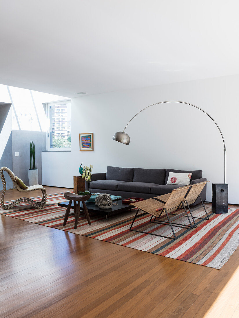 Wohnzimmer mit verschiedenen Designermöbeln in Erdfarben