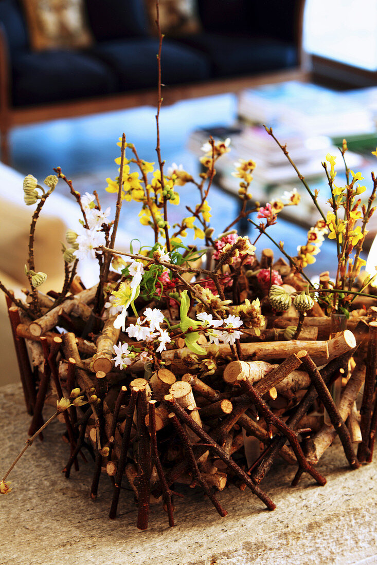 DIY-Körbchen aus Ästen mit Frühlingsblüten