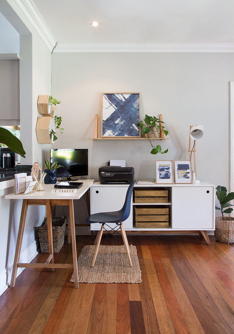 Home Office mit weißem Tisch und Sideboard in Zimmerecke