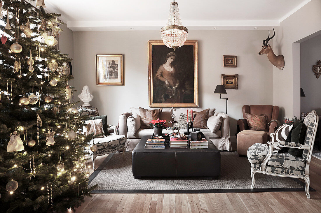 Elegantes Wohnzimmer in Erdfarben mit Weihnachtsbaum