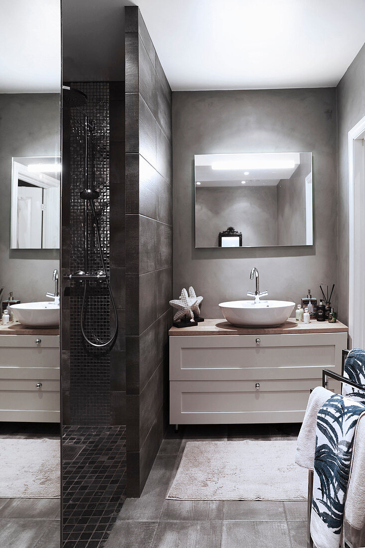 Modernes Bad in Grau mit offener Dusche und breitem Waschtisch