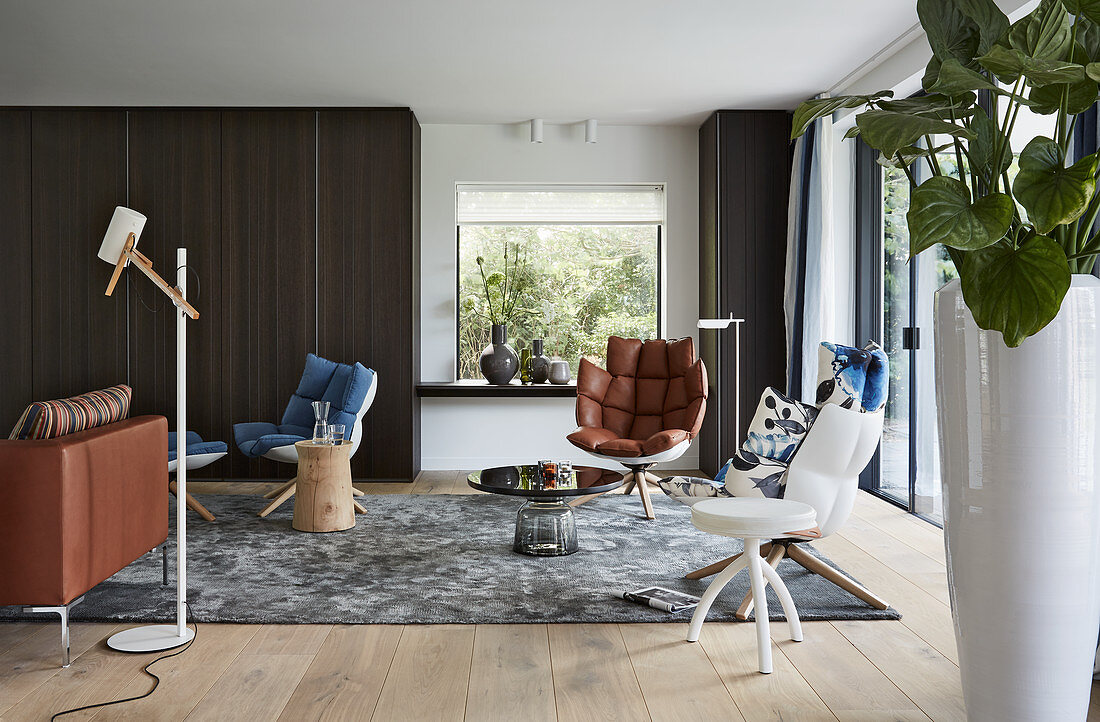 Verschiedene Designer-Sessel im großen Wohnzimmer