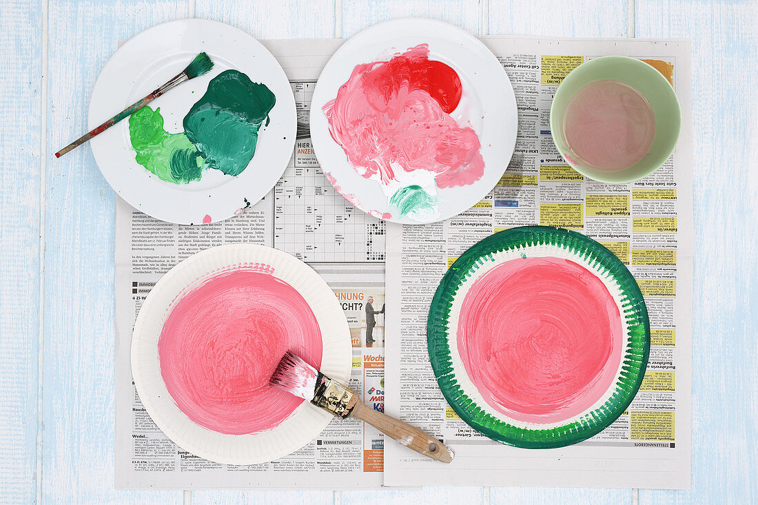 Instructions for painting paper plates with watermelon motif